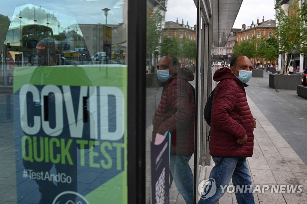 확진자 급증에도 방역제한 푼 영국…전문가들 '도박' 경고