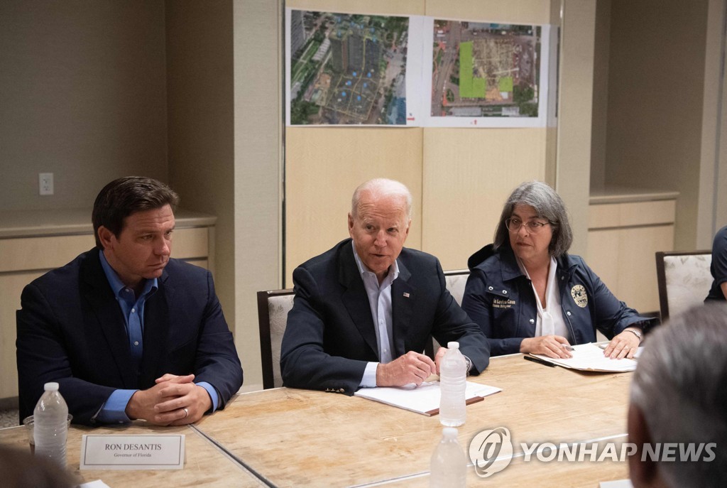 아파트 참사 현장 찾은 바이든…"구조비용 다 내겠다" 격려