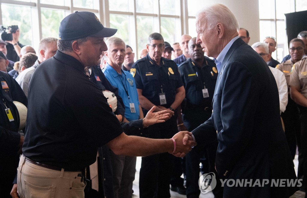 아파트 참사 현장 찾은 바이든…실종자 가족 3시간 넘게 위로(종합)