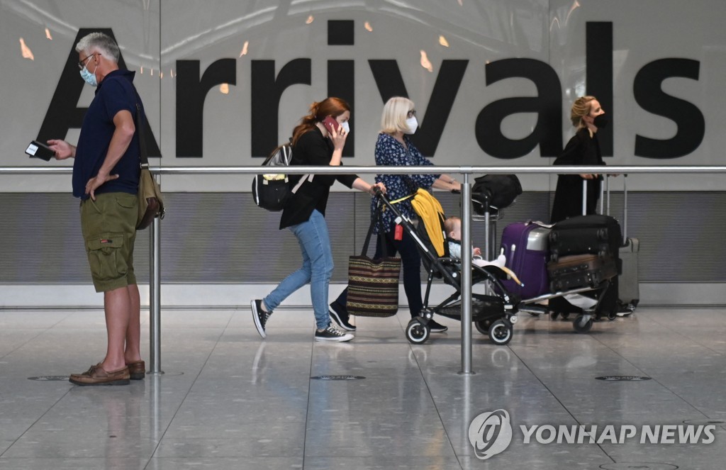 영국, 해외 백신 접종자도 입국 후 격리 면제 검토