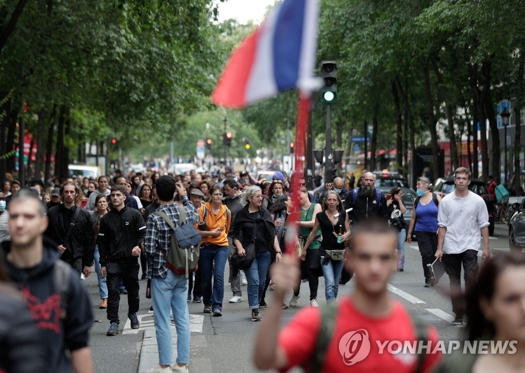 프랑스 백신접종 압박에 "독재타도" 1만7천명 전국시위