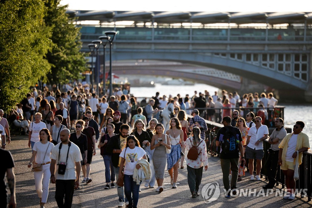 두번 당하면 바보…코로나 재유행에도 선진국 경제피해 덜해