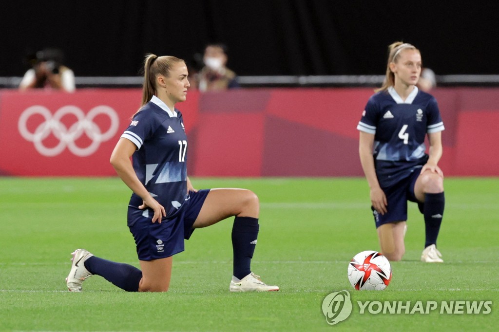 [올림픽] 경기 전 무릎 꿇은 영국·미국 등 여자축구 선수들