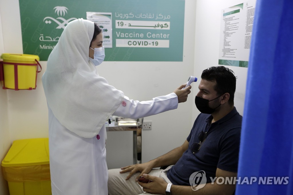 사우디 백신 의무화…미접종자 공공장소 발 못들인다