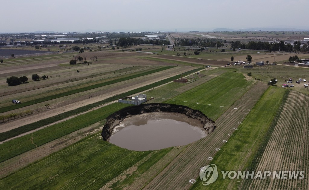 멕시코 당국 "푸에블라 거대 싱크홀 원인은 기반암 자연침식"