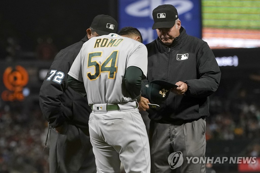 이물질 검사 중 바지 내린 MLB 투수, 1년 치 속옷 선물 받아