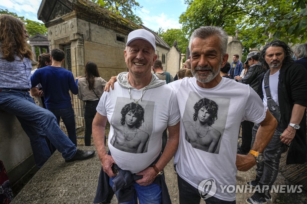 짐 모리슨 사망 50주기…파리로 모여든 전세계 팬들 애도