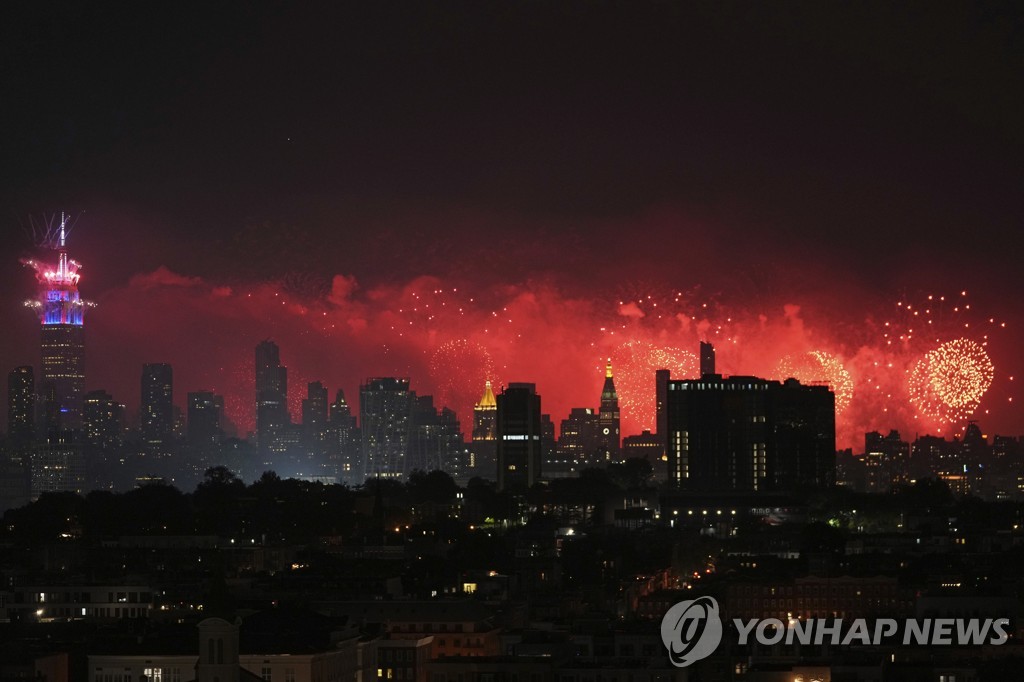 [르포] 뉴욕 상공의 불꽃 6만5천발…미국식 코로나 독립선언