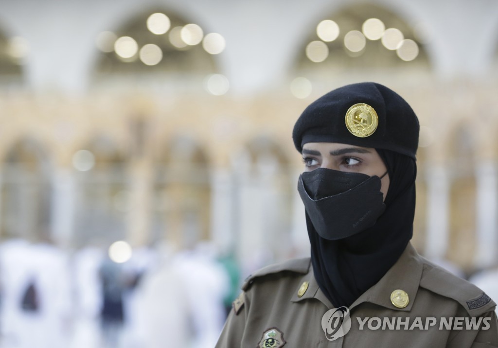 성지순례 사우디 메카 사원에 여성 보안요원 처음 등장