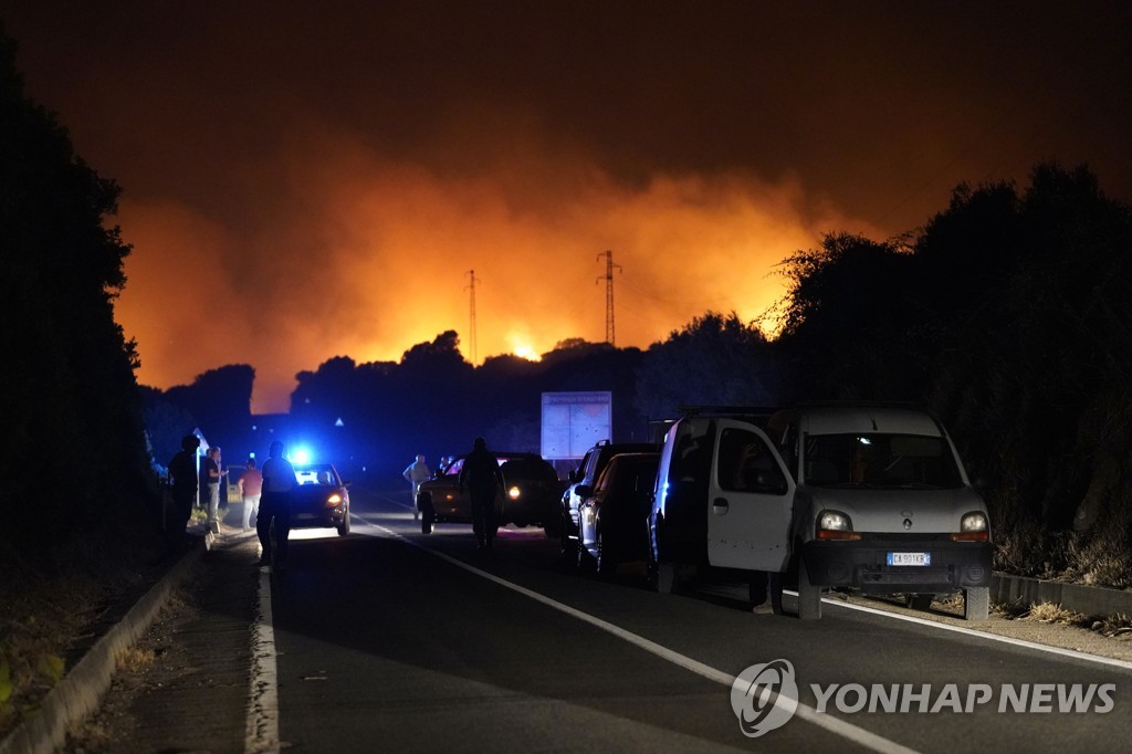 런던 또 물난리…서유럽, 홍수·산불로 끊이지 않는 신음