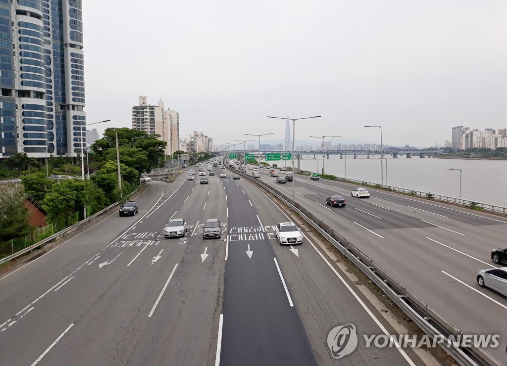 강변북로서 화물차 교각 추돌 사고로 운전자 사망