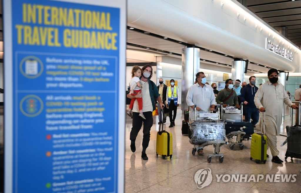 영국 입국심사 때 코로나 확인 안해…병원선 마스크 착용 호소