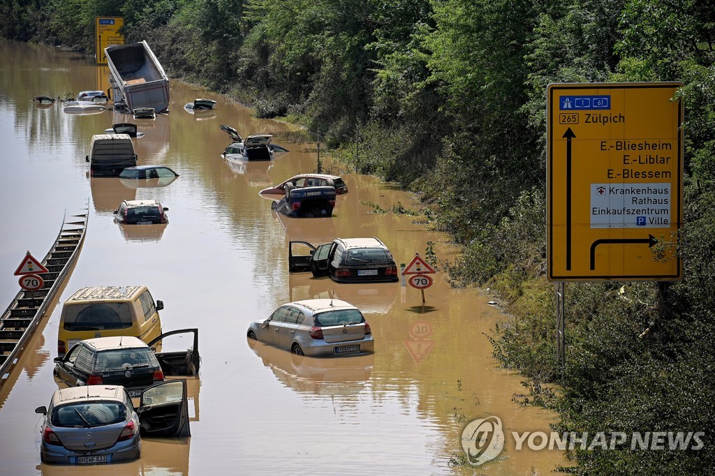 "전부 파괴됐다" 서유럽, 산더미 복구작업 앞 망연자실