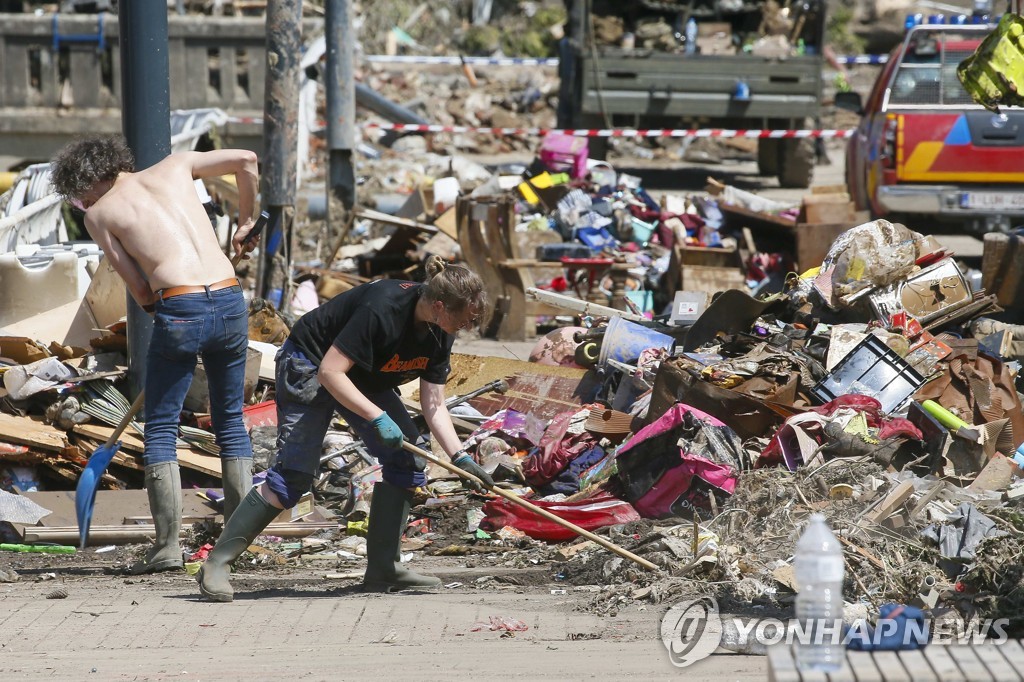 벨기에 홍수 사망자 30명 넘어…실종자 수색 속 복구 작업