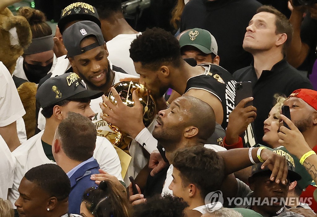 인생 경기 펼친 아데토쿤보, NBA 챔프전서 '진짜 MVP'로