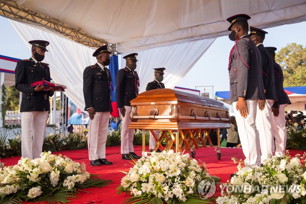 '피살' 아이티 대통령 장례식…바깥에서 시위·총성 아수라장