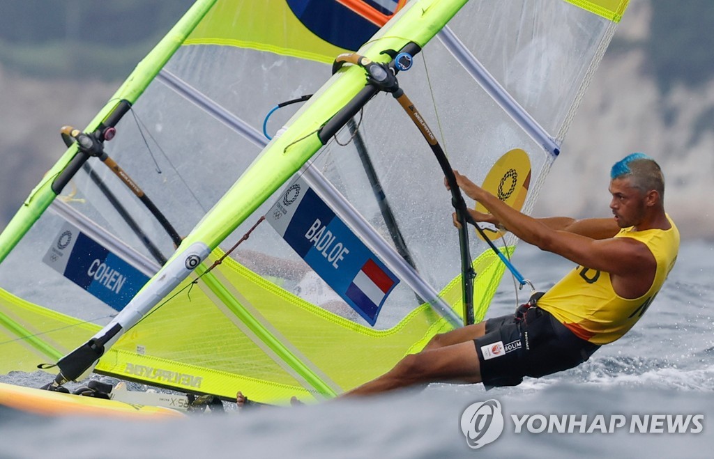 [올림픽] 머리 위에 파란색 화살표가…화제 모으는 네덜란드 요트선수