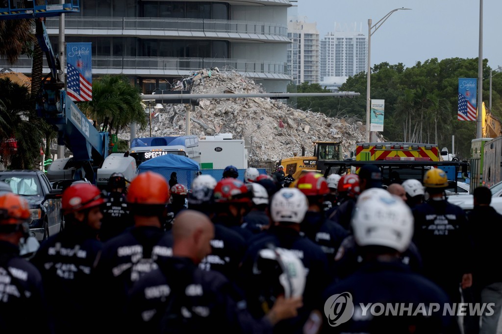 美 아파트 붕괴참사 사망 90명으로…6천톤 콘크리트 걷어내