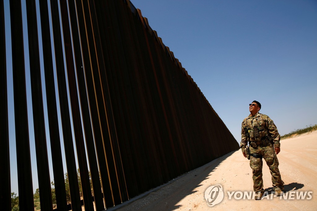 16개월째 막힌 북미 국경…육로 국경통제 한달 더 연장