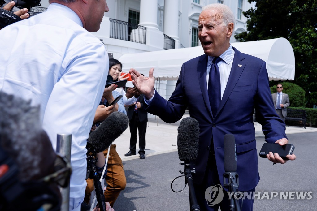 바이든, 코로나 허위정보 확산 방치하는 소셜미디어에 직격