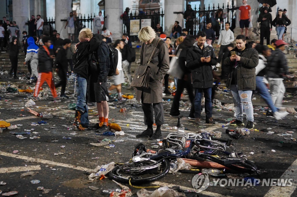 매너에서도 진 잉글랜드, 유로 우승컵 없이 무더기 징계만