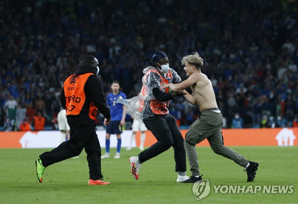 매너에서도 진 잉글랜드, 유로 우승컵 없이 무더기 징계만