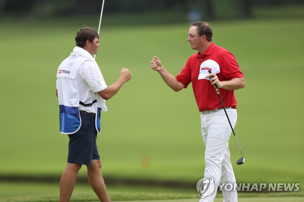 [올림픽] '2분 차이 쌍둥이 형' 캐디로 동반해 맹타 휘두른 슈트라카