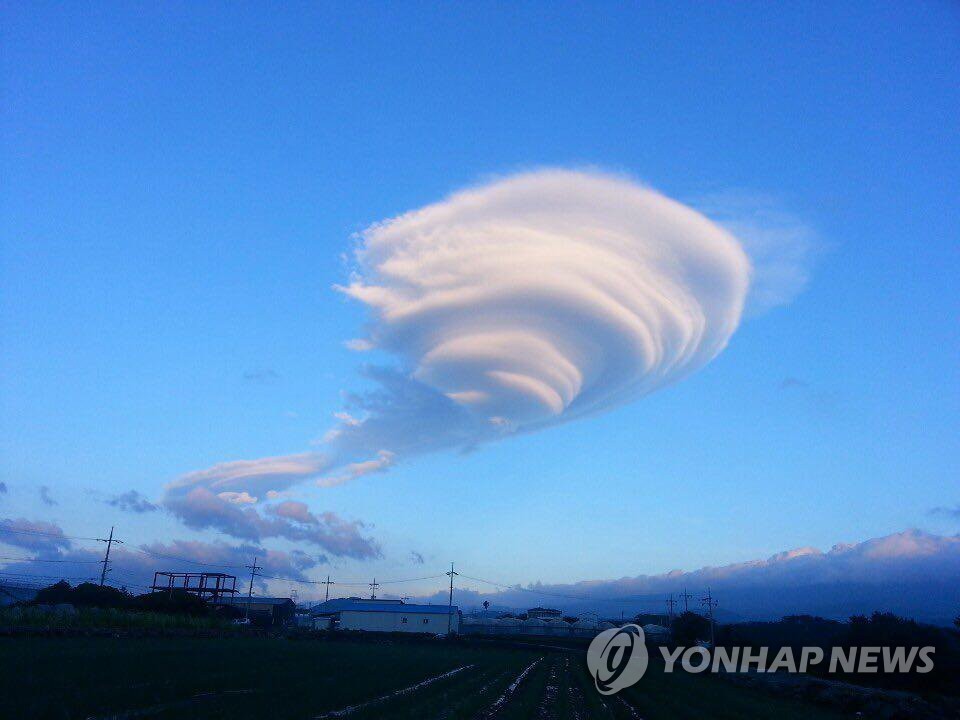 한라산 상공에 UFO가 나타났다?…렌즈구름 생성 비밀은