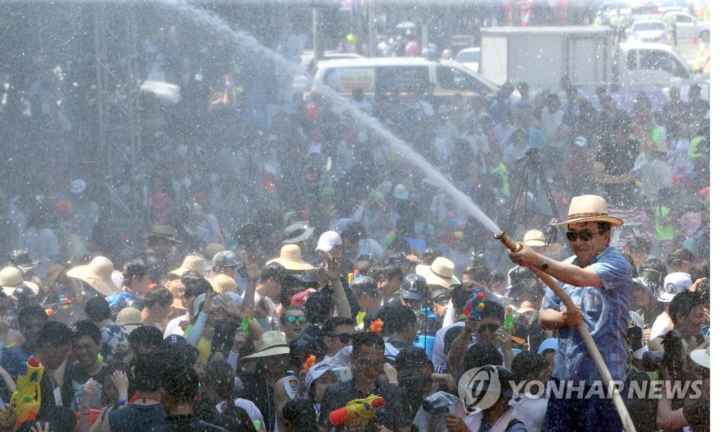 "축제 또 미뤄야 하나…" 코로나 재확산에 줄줄이 연기