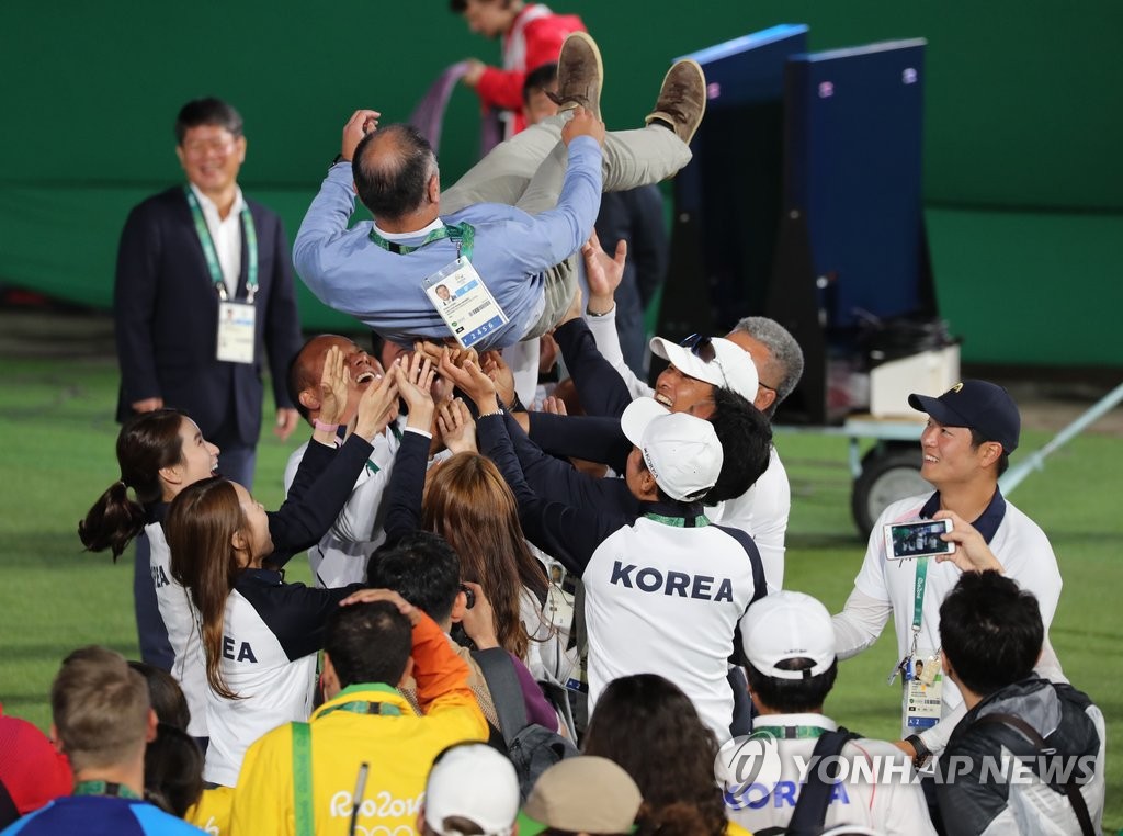 [올림픽] 정의선, 올림픽 9연패 여자 양궁팀에 '엄지척'