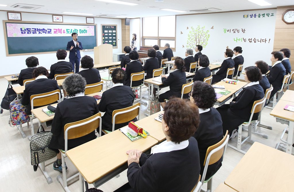 60년 만에 다시 입학한 만학도들…초교 졸업장 위해 학구열