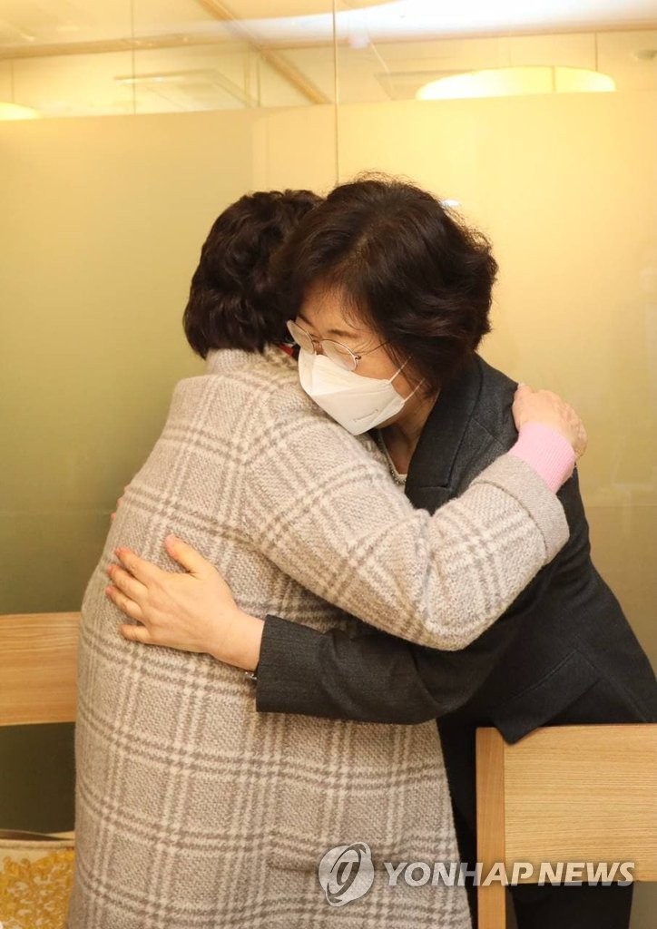정영애 장관, 日 위안부 피해자 이용수 할머니와 3개월만에 재회
