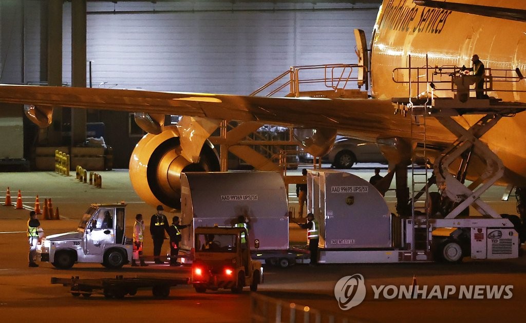 직계약 화이자 백신 62만7천회분 도착…하반기 첫 물량