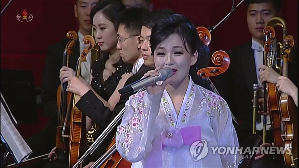 북한, 예술가 표창 수여…김정은 "예술 동면기에 명공연 반가워"