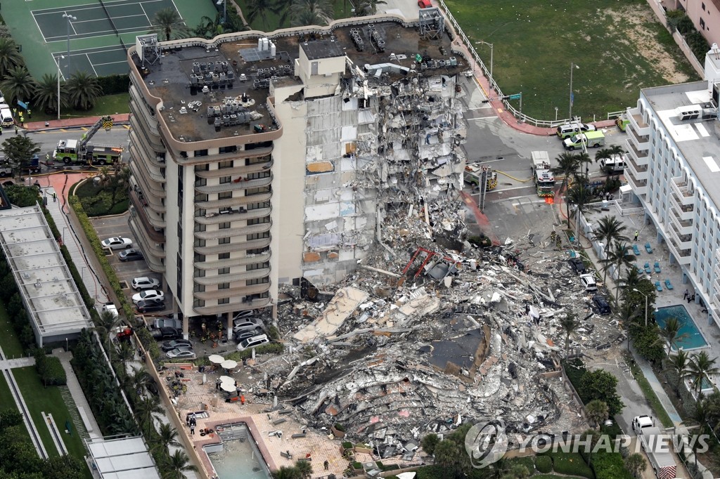 "건물이 싱크홀에 빨려들어가요" 미 아파트 붕괴 911신고 공개