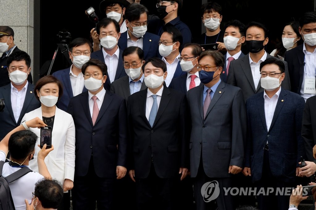 친윤 정진석 "尹에 압박 곤란" 이준석 "당이 중심돼야 이겨"