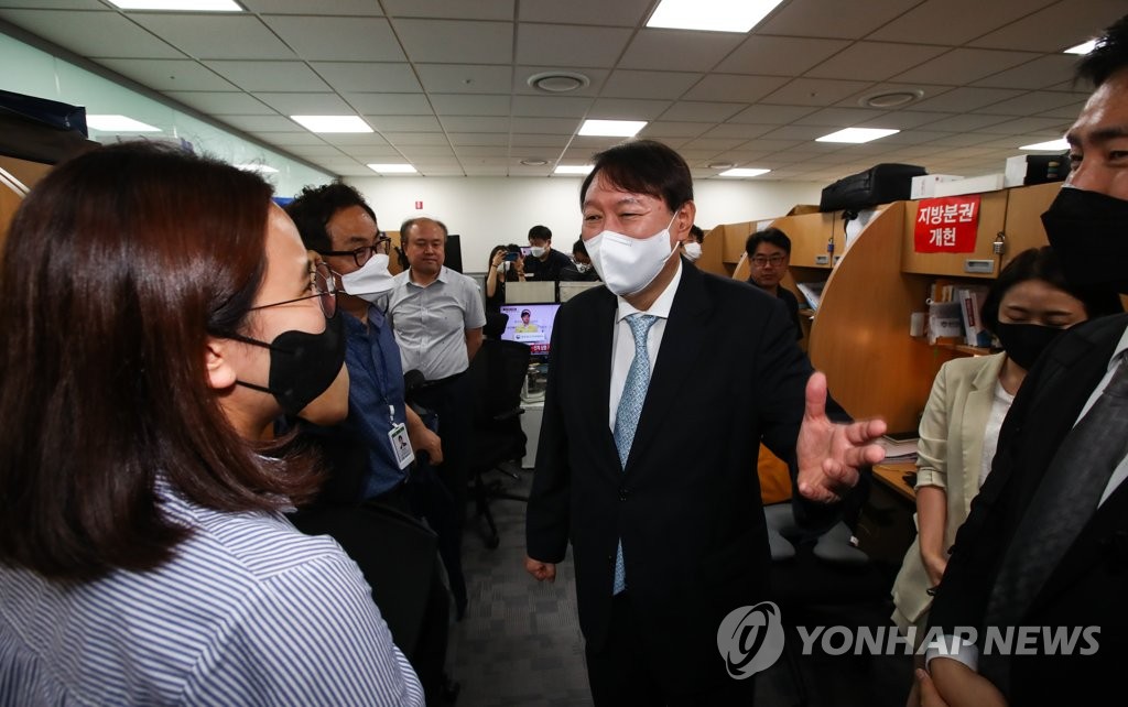 김오수 취임 한달…檢개혁-정치중립 '줄타기' 안간힘