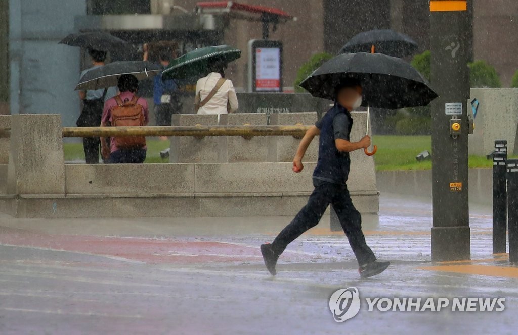 주말에 전국 곳곳 소나기…체감온도 33도 이상 '찜통더위' 계속