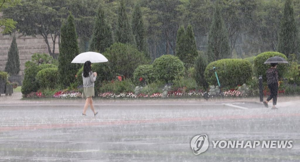 [날씨] 전국 흐리고 천둥·번개 동반한 소나기