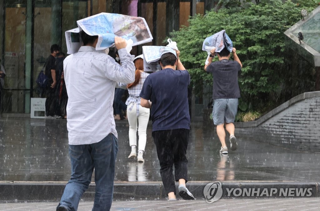 오후부터 중부 내륙 등지에 소나기…낮 최고 기온 32도