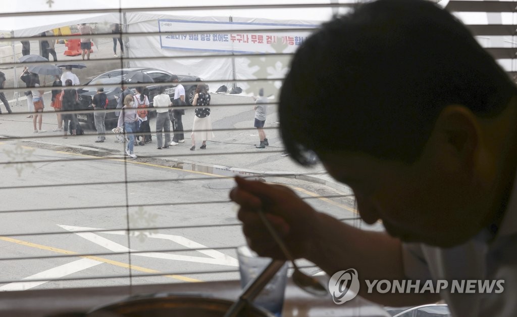 오늘부터 비수도권 8인모임 가능,수도권은 4인…접종자 야외 노마스크(종합)