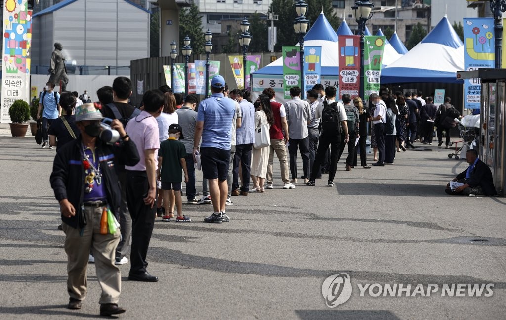 수도권 다중시설 감염 잇따라…경기 원어민강사 관련 누적 242명