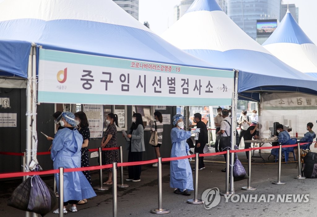 [3보] 신규확진 826명, 3차 대유행후 176일만에 최다…해외유입도 급증