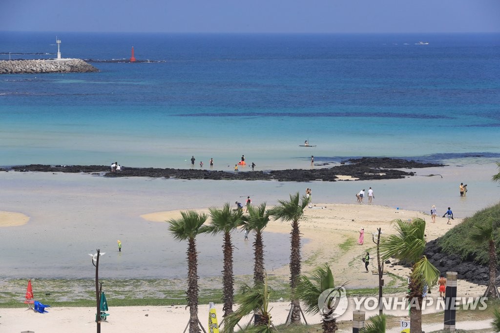 제주 해수욕장 방역 허술…노마스크 피서객 곳곳 활보