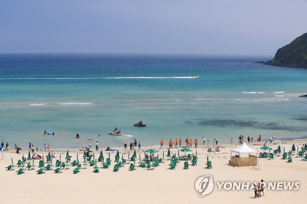 제주 해수욕장 방역 허술…노마스크 피서객 곳곳 활보