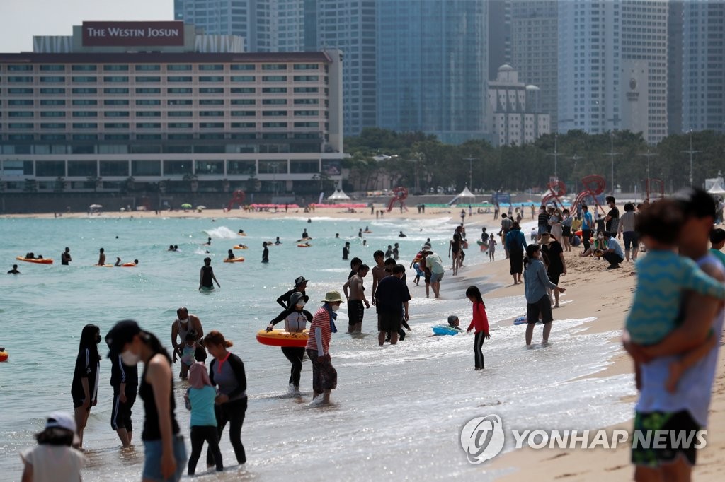 "부산 놀러가자" 관광객 몰리지만 지역민은 감염 확산 우려 호소