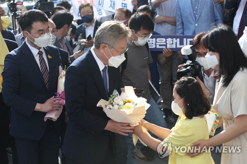 이재명, 고향 안동서 큰절 신고…"억울한 지역 없도록 하겠다"(종합)