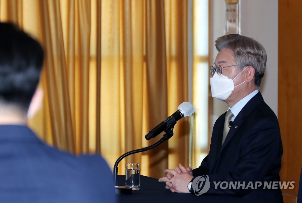 이재명 "檢수사 지나쳤지만…조국 가족, 유죄시 책임져야"