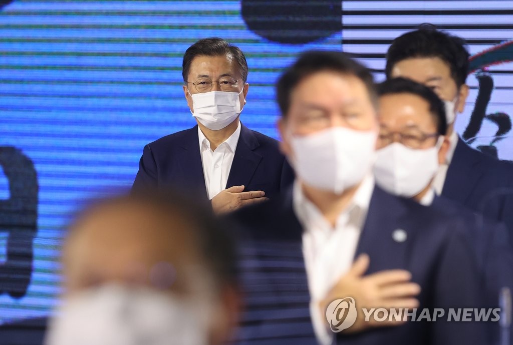 '소부장 자립' 주역 만난 문대통령 "기업들 믿는다…지원 확대"