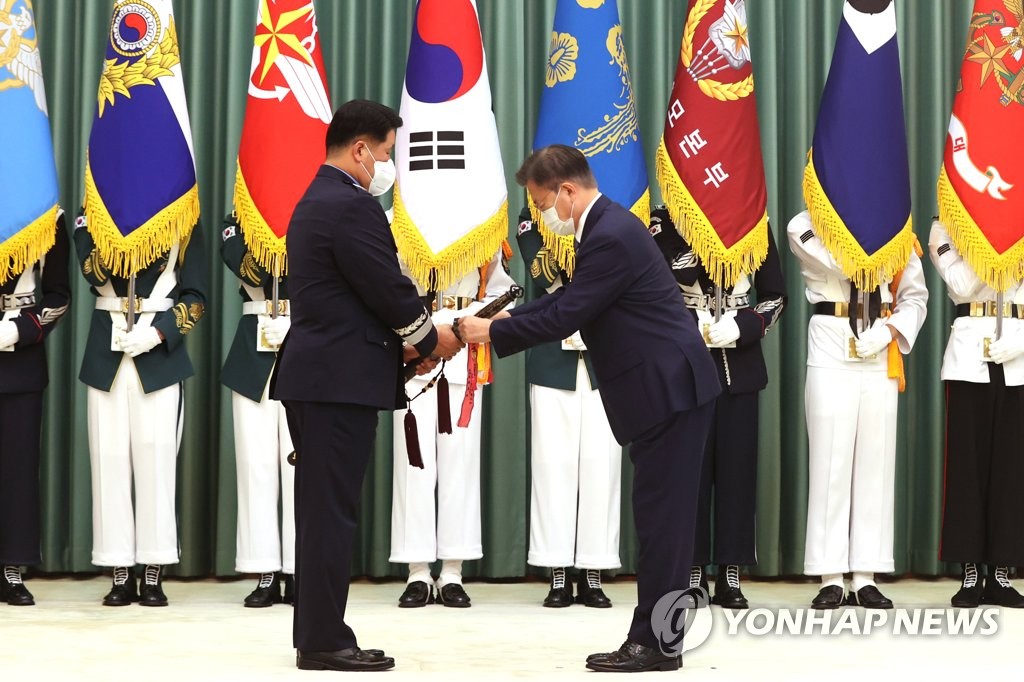 문대통령, 공군총장 보직신고받아…"병영문화 혁신해야"(종합)